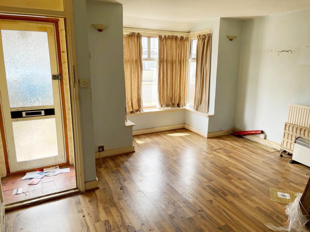 Lot: 74 - THREE-BEDROOM SEMI-DETACHED HOUSE FOR IMPROVEMENT -